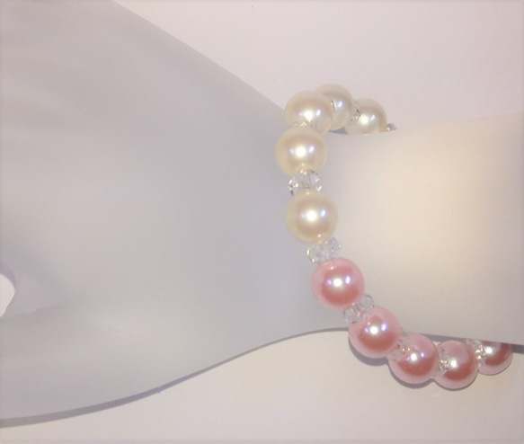 手のひらに舞うクォーツの輝きとピンク色の花びらは、サクラゴコロに恋を灯す。<1点ものブレスレット>IB102 3枚目の画像