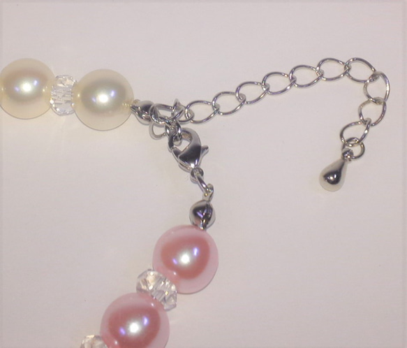 手のひらに舞うクォーツの輝きとピンク色の花びらは、サクラゴコロに恋を灯す。<1点ものブレスレット>IB102 4枚目の画像