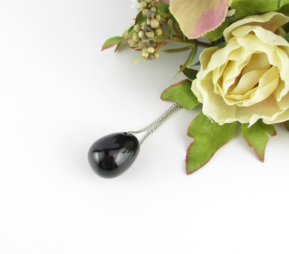 オニキスのような漆黒の髪色をした君の後ろ姿、今となってはとても懐かしい。<1点ものネックレス>ON77 1枚目の画像