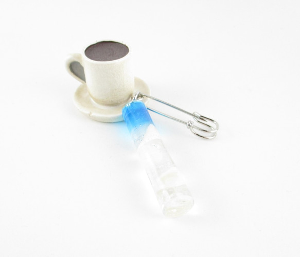 クォーツに誘われて来てみたけれど、久米島の海はまだ遠い。<カブトピンブローチ>SB802 1枚目の画像