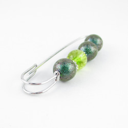 遠目に見るオリビンクォーツは、やがて地となり、山となる。<カブトピンブローチ>SB829 3枚目の画像