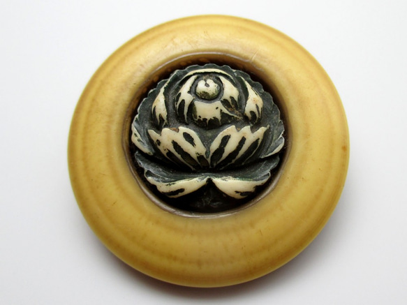 ヴィンテージのボタン　花のレリーフ 1枚目の画像