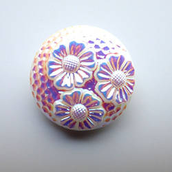 チェコのボタン　３輪の菊　虹色白小 1枚目の画像