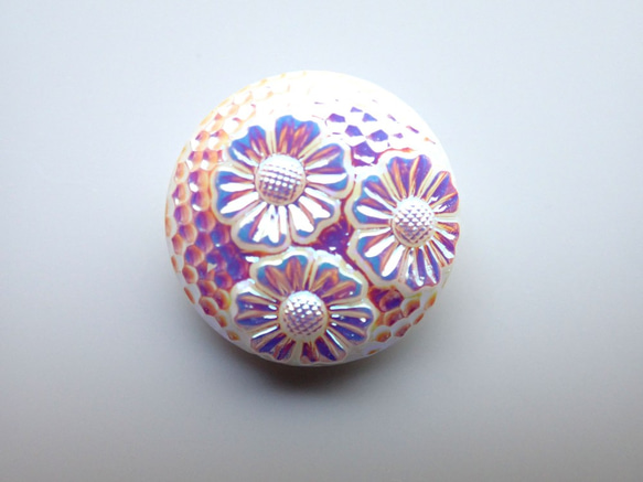 チェコのボタン　３輪の菊　虹色白小 1枚目の画像