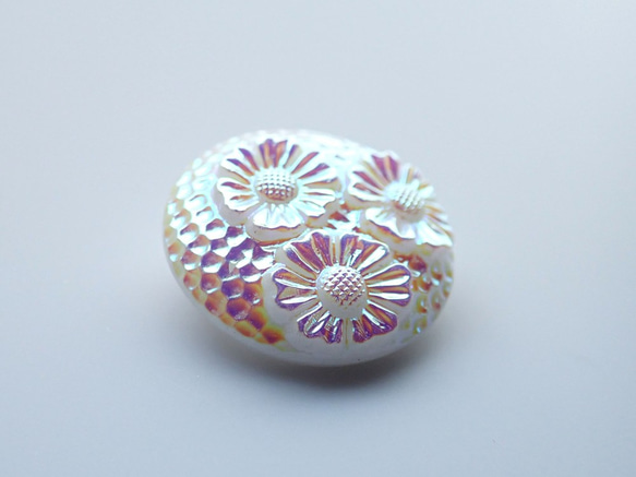 チェコのボタン　３輪の菊　虹色白小 3枚目の画像