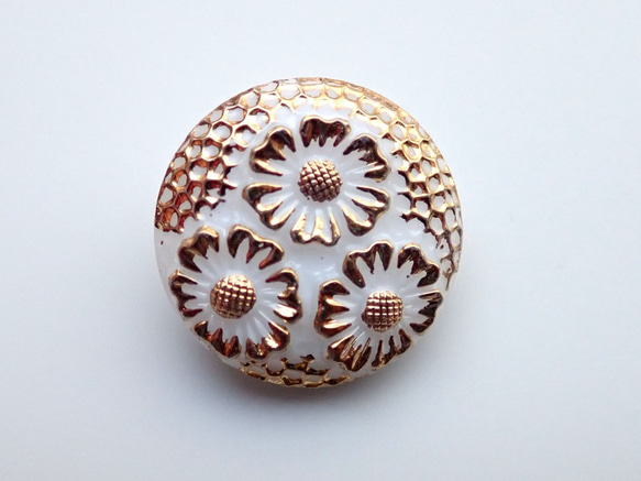 チェコのボタン　３輪の菊　白に金小 1枚目の画像