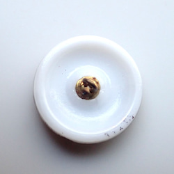 チェコのボタン　３輪の菊　白に金小 2枚目の画像