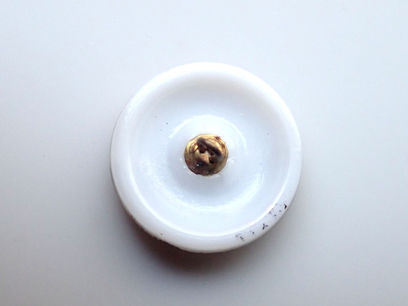 チェコのボタン　３輪の菊　白に金小 2枚目の画像