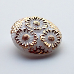 チェコのボタン　３輪の菊　白に金小 3枚目の画像