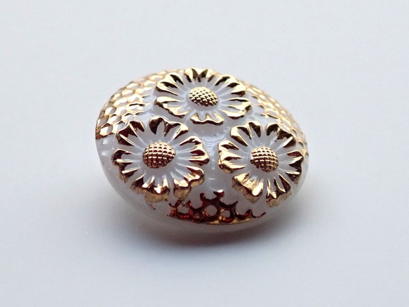 チェコのボタン　３輪の菊　白に金小 3枚目の画像