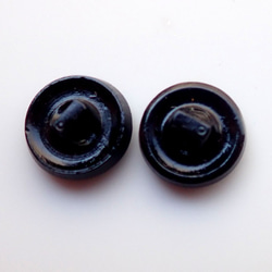 チェコのボタン　黒にハート小　２個 2枚目の画像