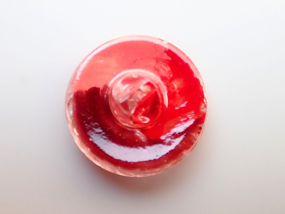 チェコのボタン　ピンクと赤の渦巻き 2枚目の画像