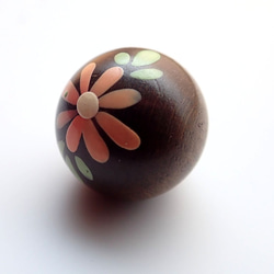 ヴィンテージ木製のボタン　丸い花模様 3枚目の画像