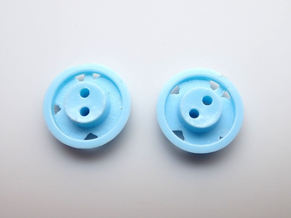 ヴィンテージのプラスティックボタン　クローバー水色２個 2枚目の画像
