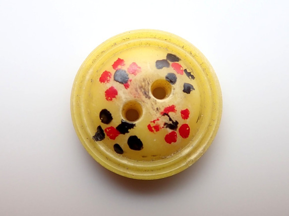 ヴィンテージのプラスティックボタン　小花黄 1枚目の画像
