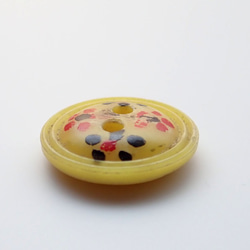 ヴィンテージのプラスティックボタン　小花黄 3枚目の画像