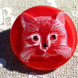 チェコのガラスボタン　ネコ　赤に白 1枚目の画像