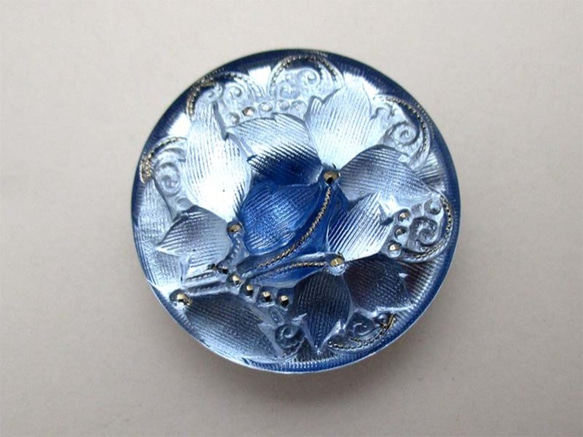 チェコのガラスボタン　三輪の花水色 1枚目の画像