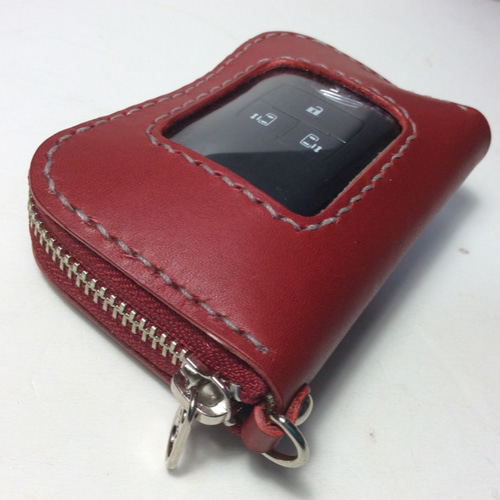 柔らかいフィルムで操作ボタンが押せるスマートキーと家の鍵が 入る