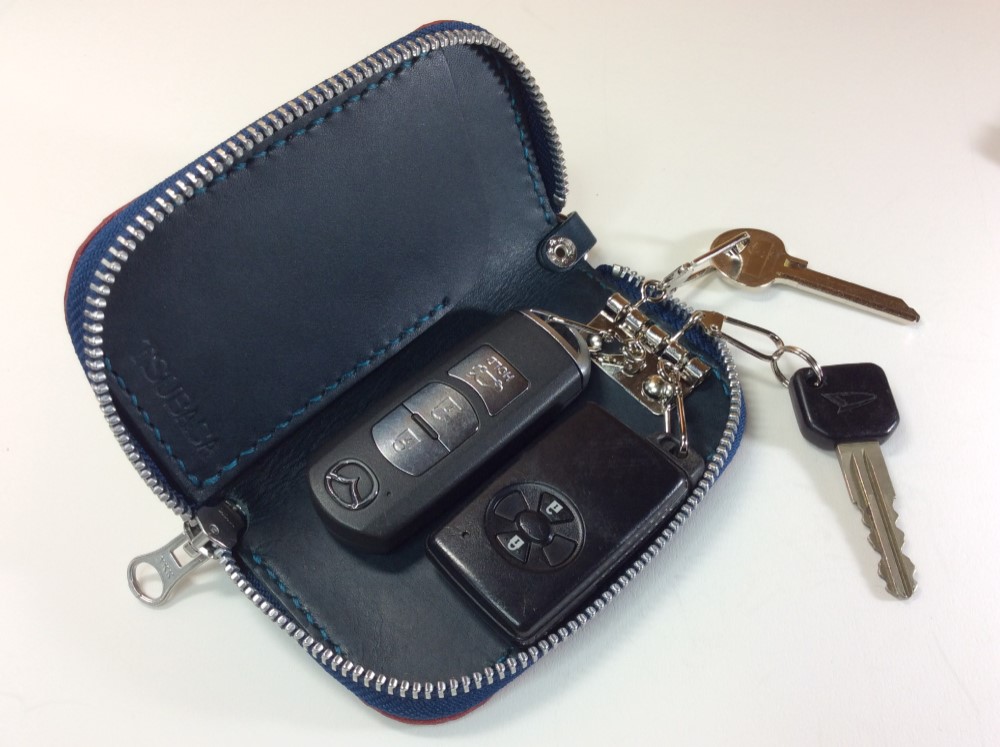 ２個のスマートキーと家の鍵が入るラウンドファスナーキーケースⅡ（手持ちストラップ・免許証入れ・名入れ・革の色が選べます）