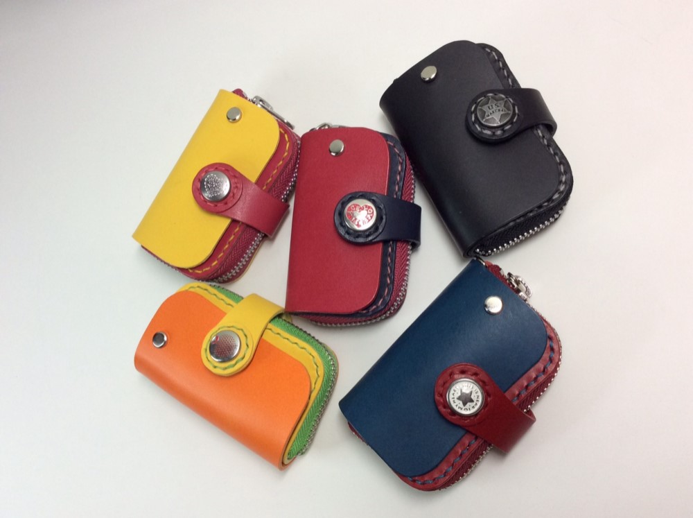 ＜送料無料・定形外郵便＞スマートキーと家の鍵が入るラウンドファスナーキーケースX（ボタン・革の色が選べます）