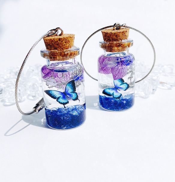 モルフォ蝶と紫陽花のガラスコルク瓶    バッグチャーム   キーホルダー 2枚目の画像