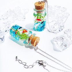 金魚のガラスコルク瓶　  summer  ロングネックレス 3枚目の画像
