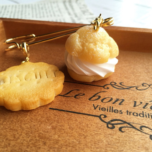 ゆらゆら揺れるシュークリームとビスケットのブローチ スイーツデコ