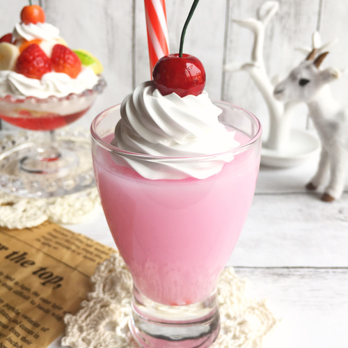 苺シェイクのオブジェ フェイクスイーツ ペーパーウエイト スイーツ