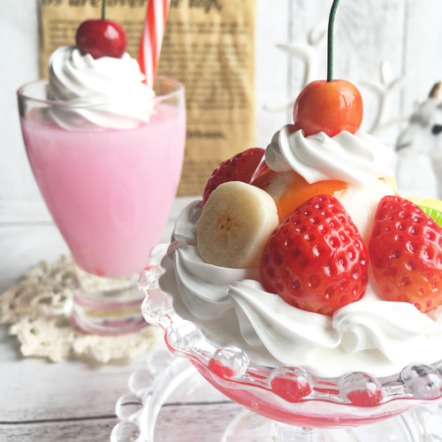 苺シェイクのオブジェ フェイクスイーツ ペーパーウエイト スイーツ