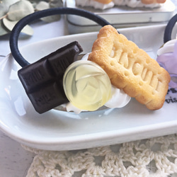 お菓子のヘアゴム  ビスケット&チョコとくまグミ  2点セット フェイクスイーツ 2枚目の画像