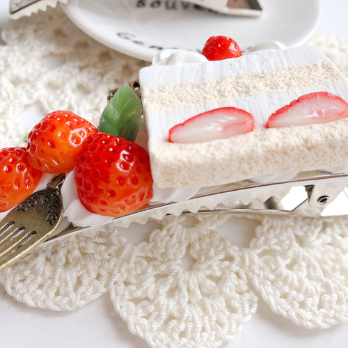 苺のショートケーキのクリップ スイーツデコ フェイクスイーツ