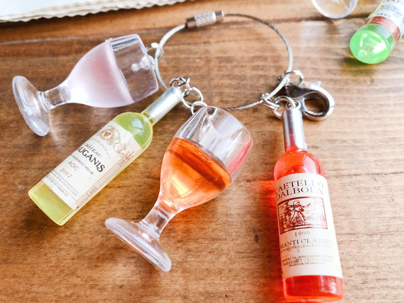 カラフルワインボトル&ワイングラスのバッグチャーム ミニチュア フェイクフード　スイーツデコ 2枚目の画像