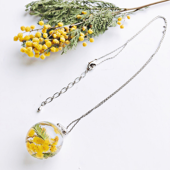 【メルマガ掲載】春を告げるミモザのガラスドーム spring   ネックレス 3枚目の画像