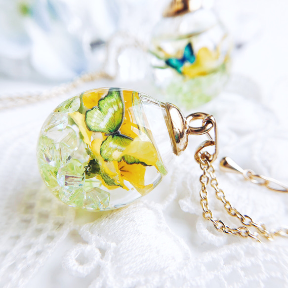 ビオラと蝶のガラスドーム  spring ネックレス 2枚目の画像