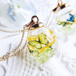 ビオラと蝶のガラスドーム  spring ネックレス 5枚目の画像