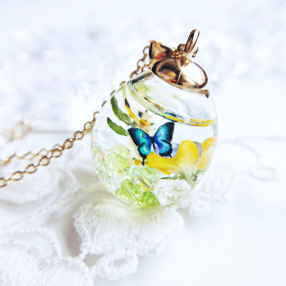 ビオラとモルフォ蝶のガラスドーム ネックレス spring