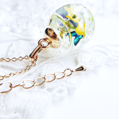 ビオラとモルフォ蝶のガラスドーム ネックレス spring