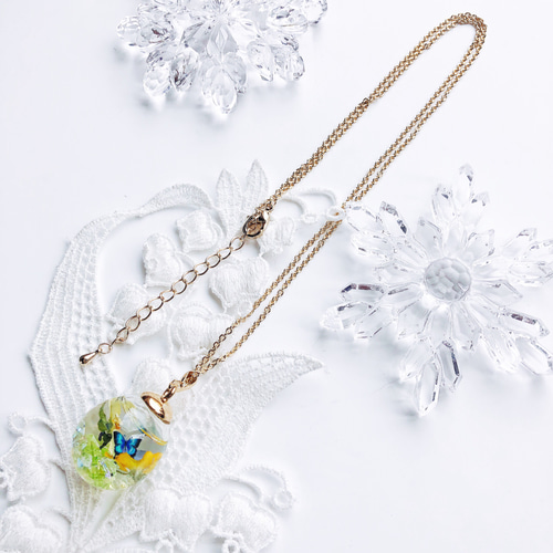ビオラとモルフォ蝶のガラスドーム ネックレス spring