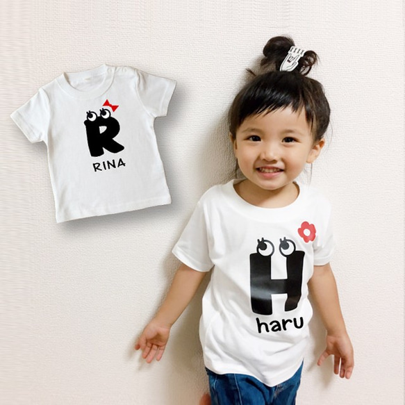 長袖変更可能：名前入りTシャツ【おめめイニシャル】女の子 2枚目の画像