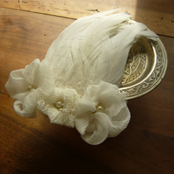 [一点もの] シフォンの花と羽根のコーム 2枚目の画像
