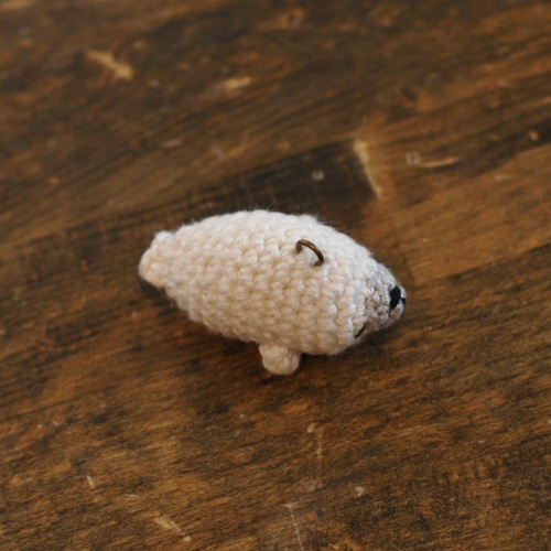 ちっちゃな赤ちゃんアザラシのあみぐるみ ねんねver ストラップ加工