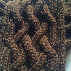 手編み マフラー 濃茶 ダークブラウン 縄編み アクリル100% 3枚目の画像
