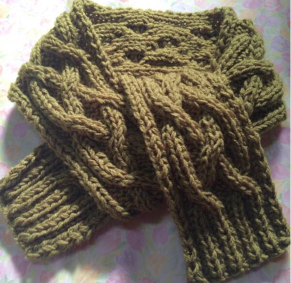 手編み マフラー 抹茶 渋いグリーン 縄編み アクリル100% 1枚目の画像