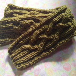 手編み マフラー 抹茶 渋いグリーン 縄編み アクリル100% 2枚目の画像