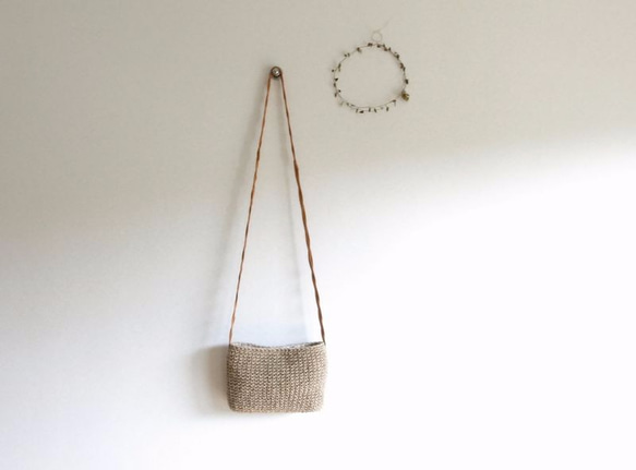 革ショルダーの麻ポシェット 2枚目の画像