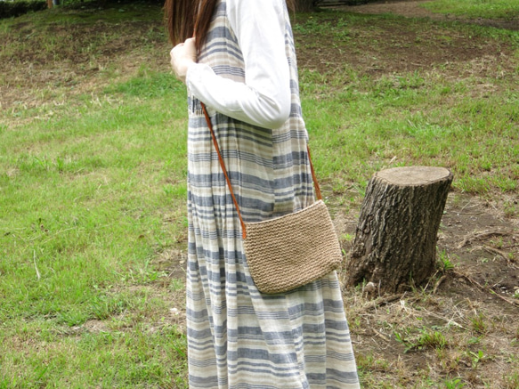 革ショルダーの麻ポシェット 1枚目の画像