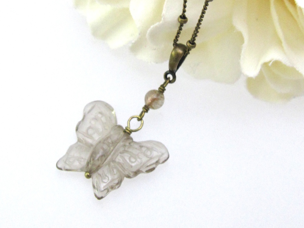 涼しげなちょうちょのペンダント