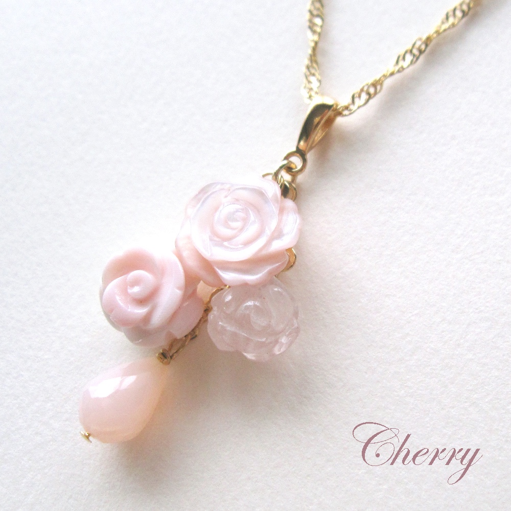 ピンクの薔薇とドロップのペンダント