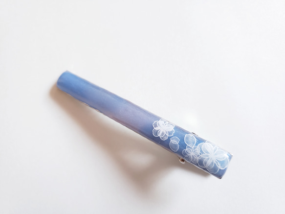 涼しげなブルー&フラワーのヘアクリップ　グラデーションブルー 2枚目の画像